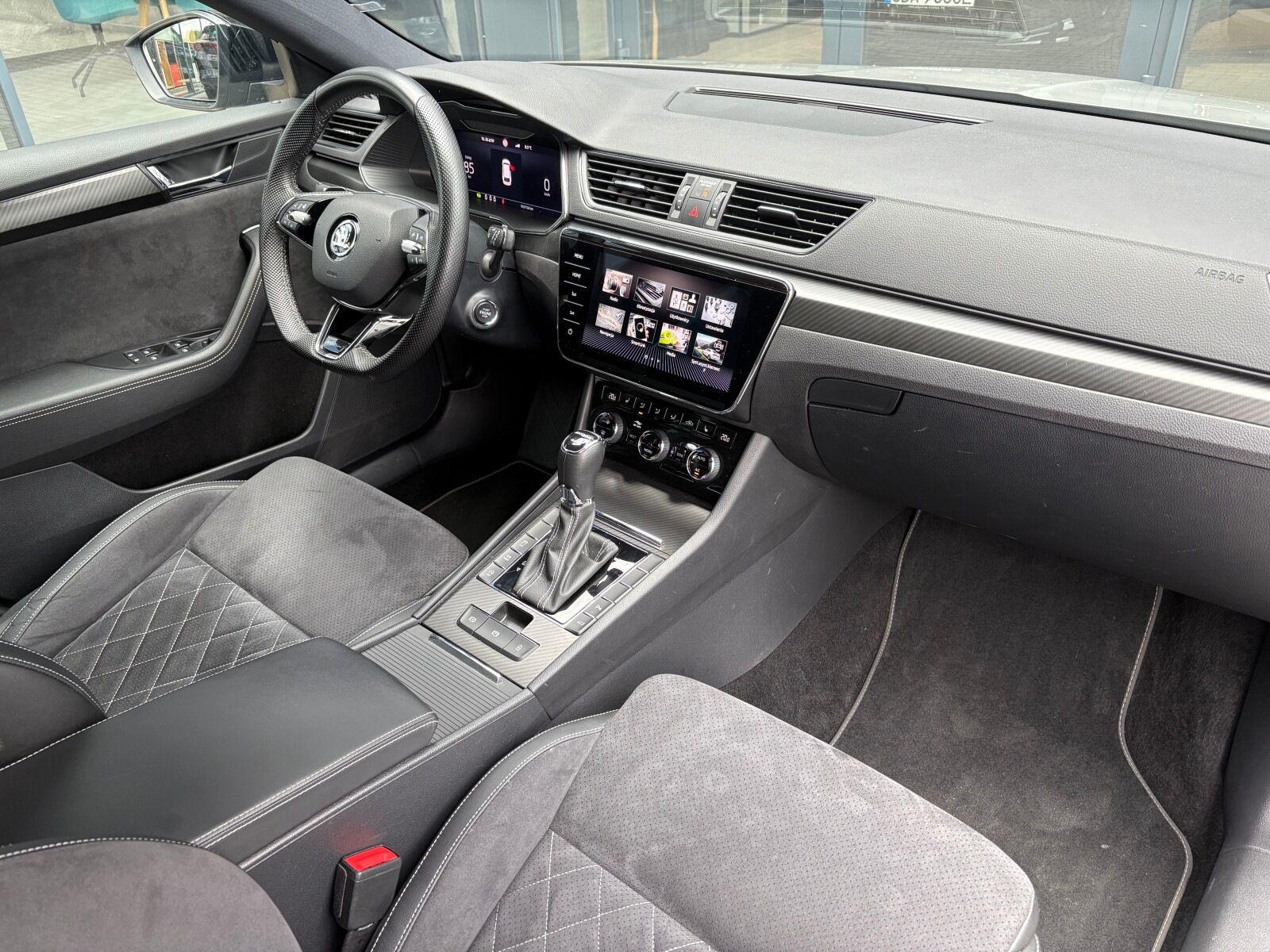 Škoda Superb Combi - zdjęcie 18