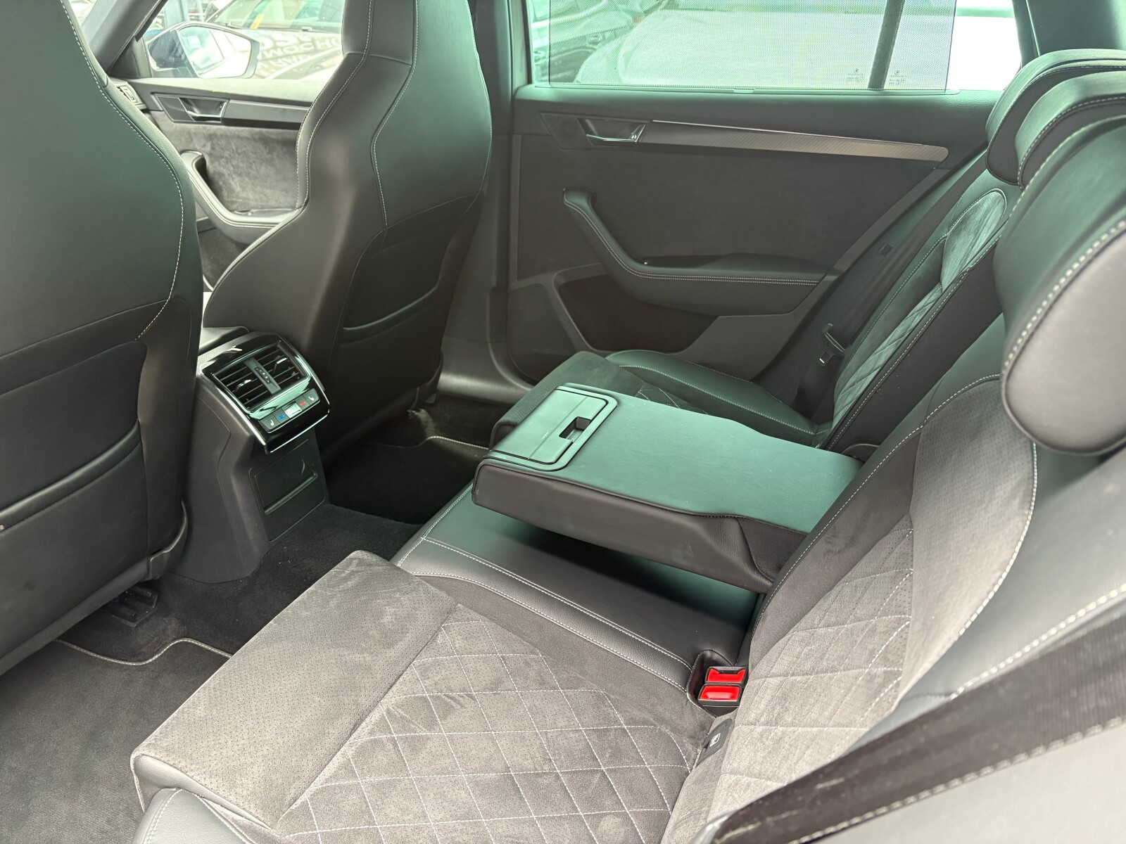 Škoda Superb Combi - zdjęcie 15