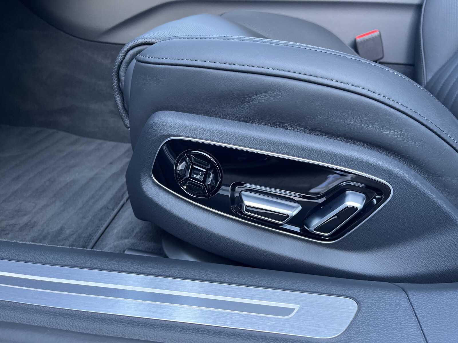 Audi A8 - zdjęcie 23