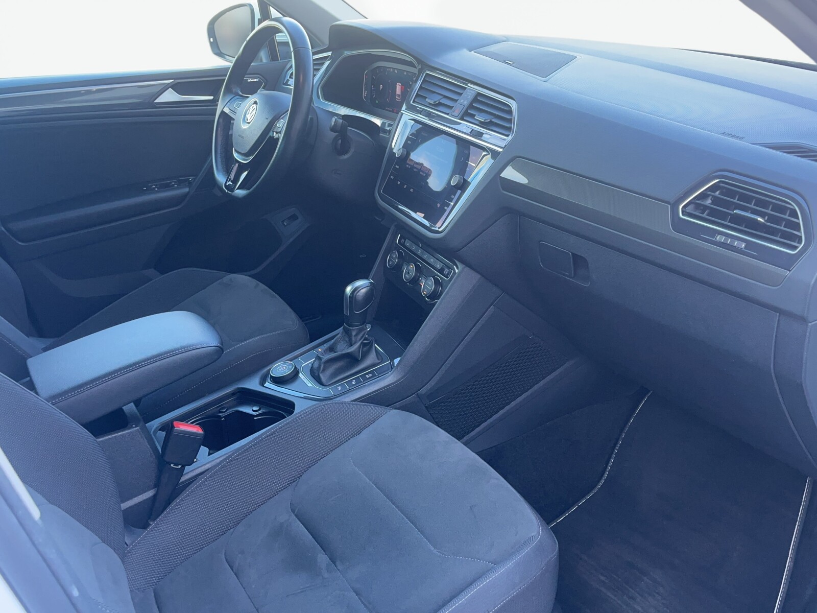 Volkswagen Tiguan - zdjęcie 20