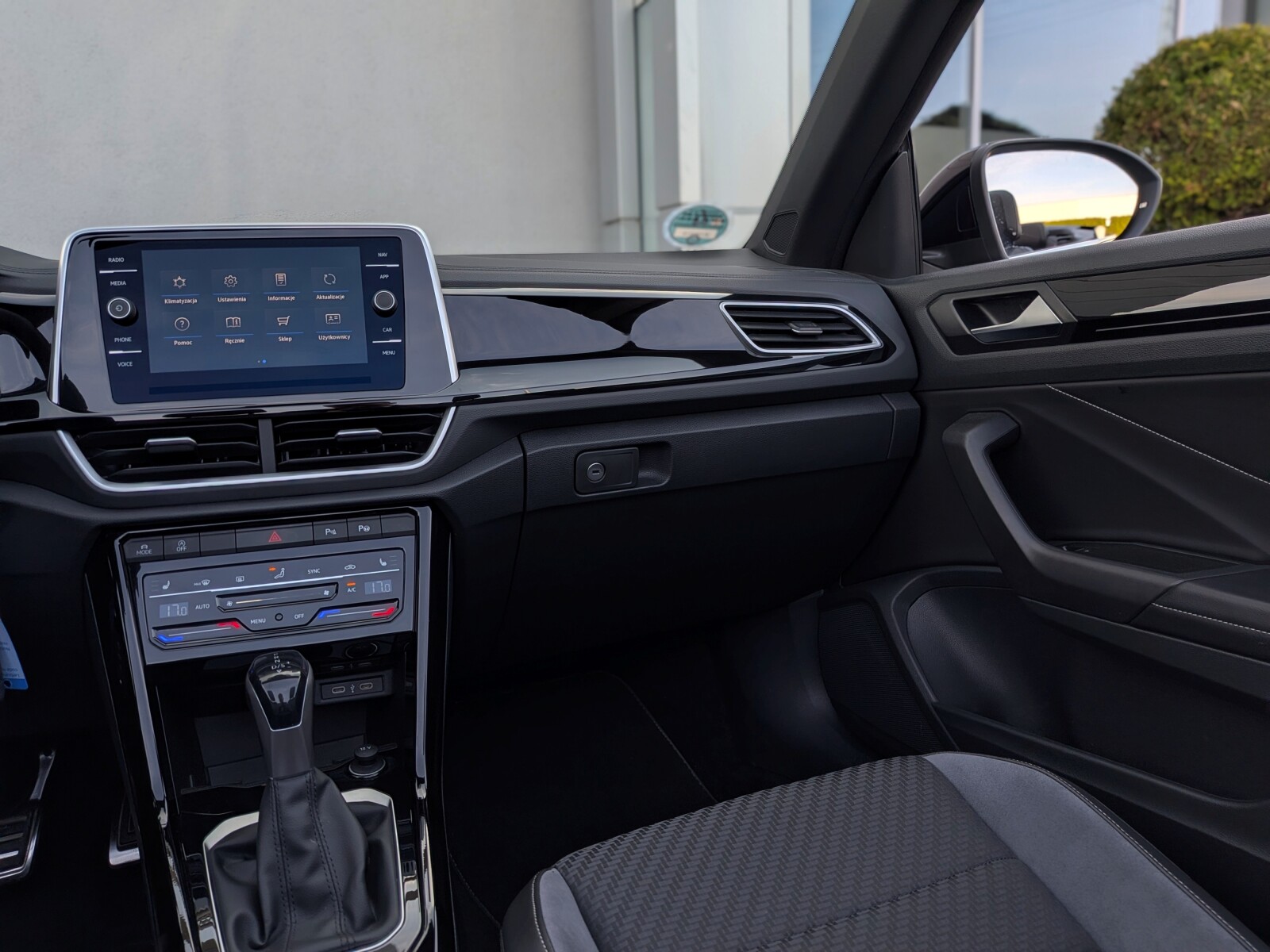 Volkswagen T-Roc - zdjęcie 21
