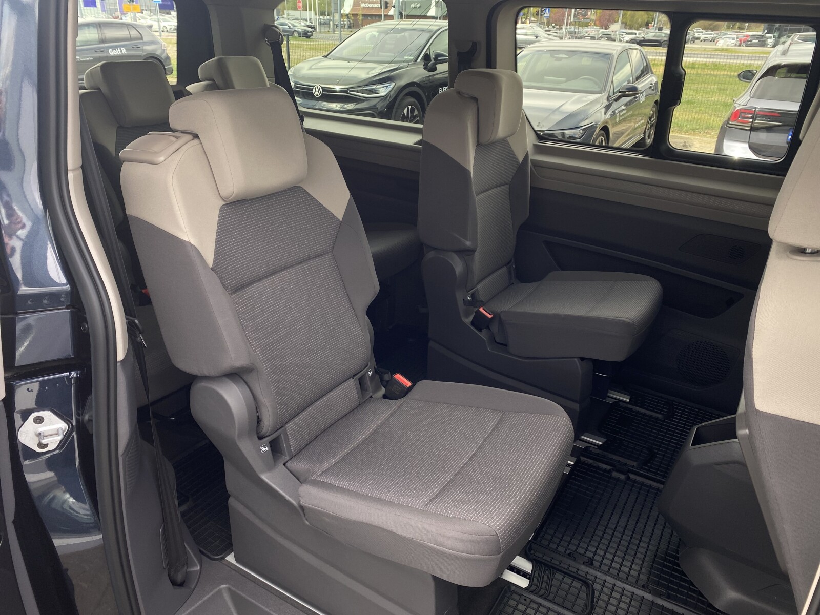 Volkswagen Multivan - zdjęcie 17