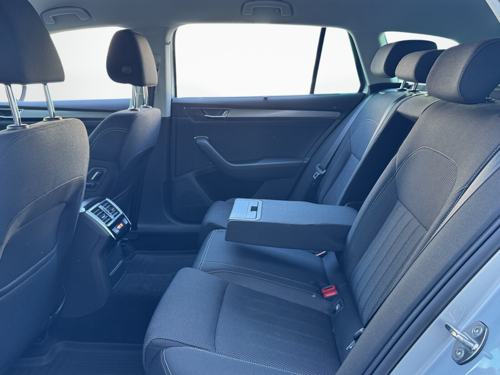 Škoda Superb Combi - zdjęcie 13
