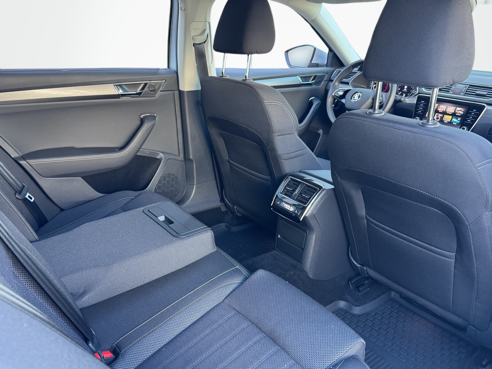 Škoda Superb Combi - zdjęcie 19