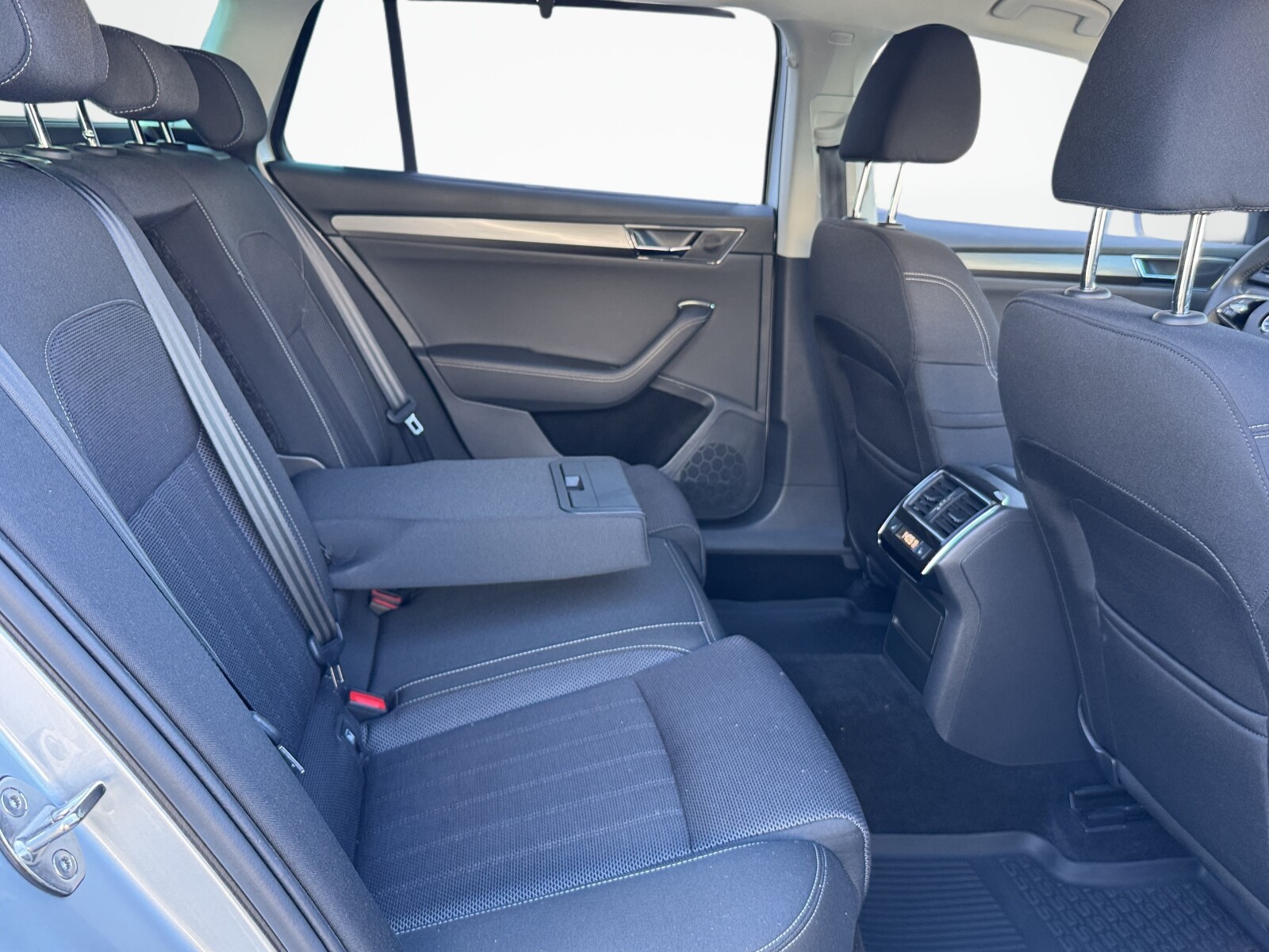 Škoda Superb Combi - zdjęcie 18
