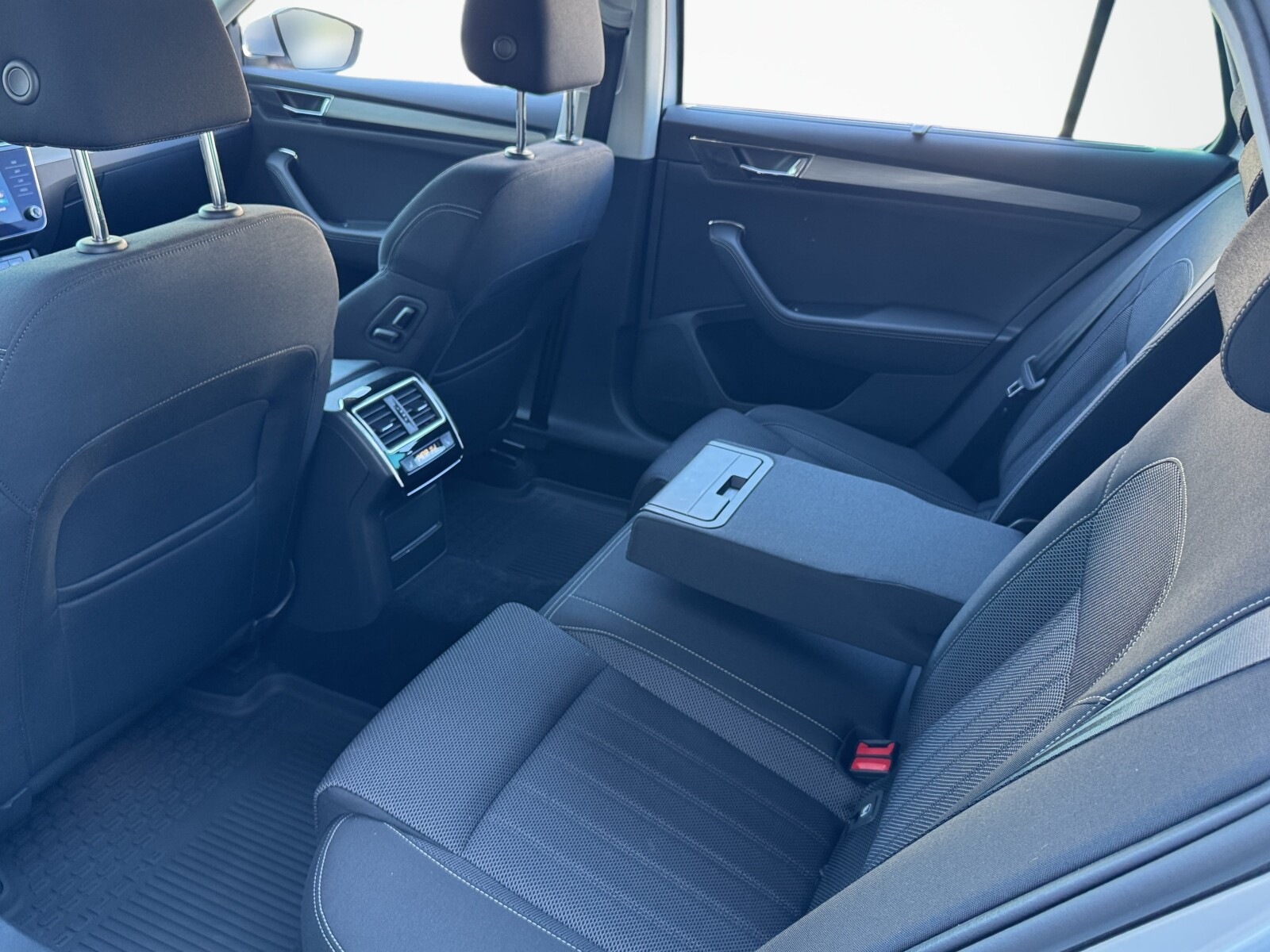 Škoda Superb Combi - zdjęcie 14