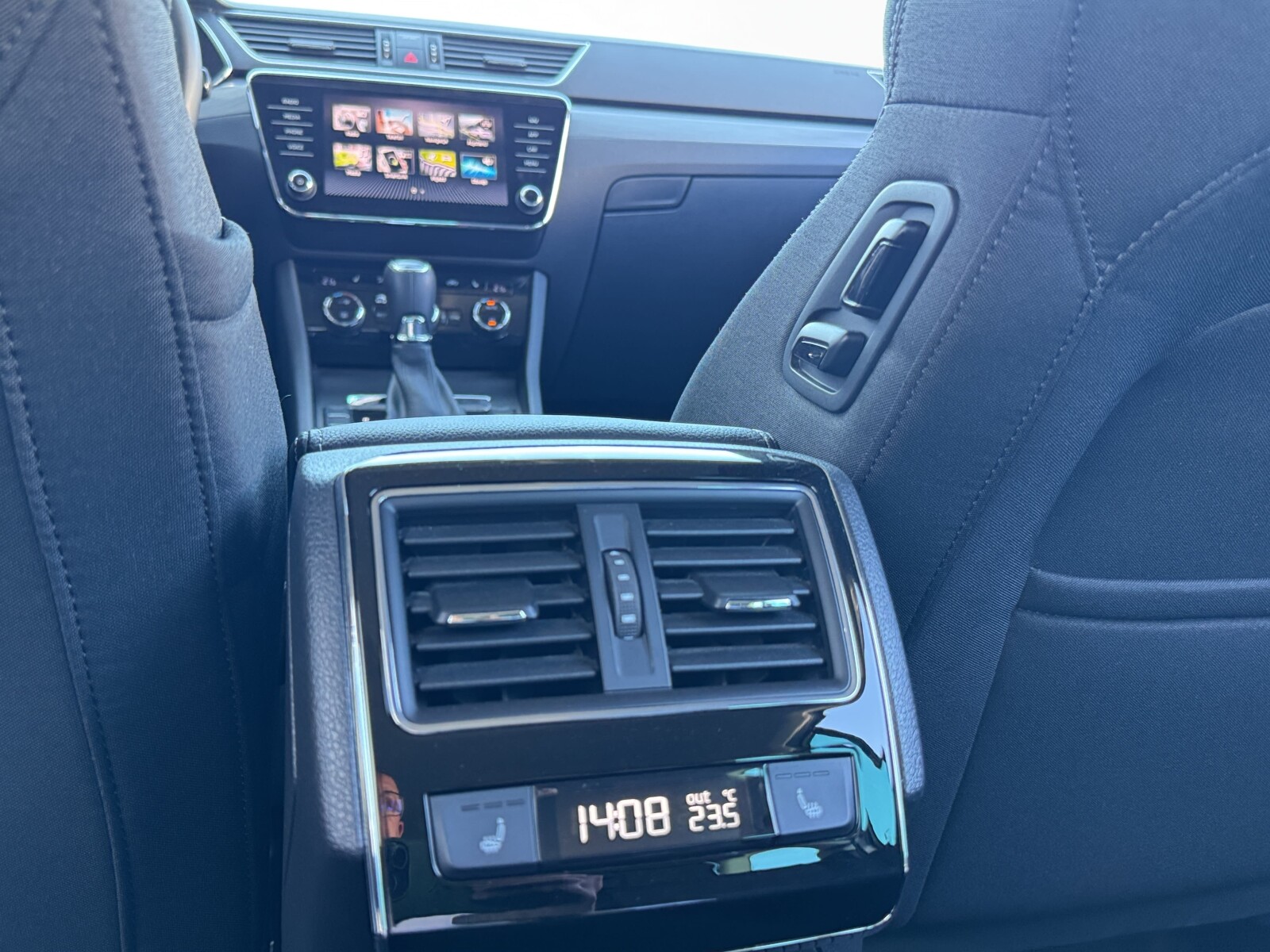 Škoda Superb Combi - zdjęcie 17