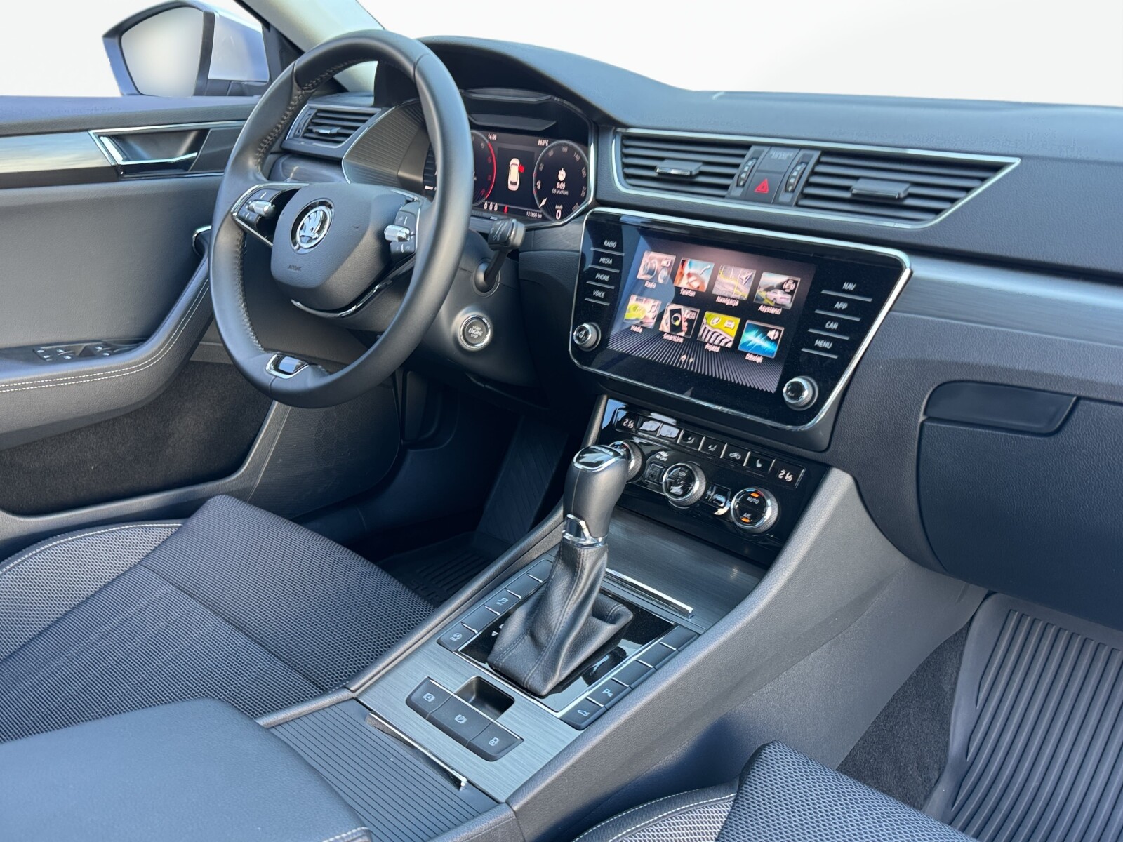 Škoda Superb Combi - zdjęcie 22