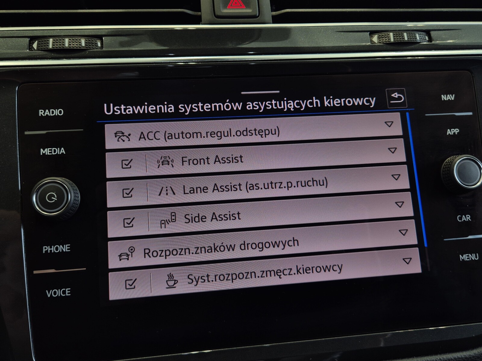 Volkswagen Tiguan - zdjęcie 24