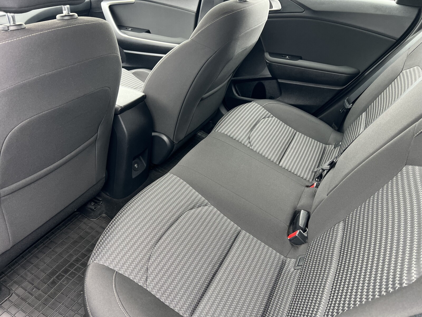 Kia Ceed - zdjęcie 23