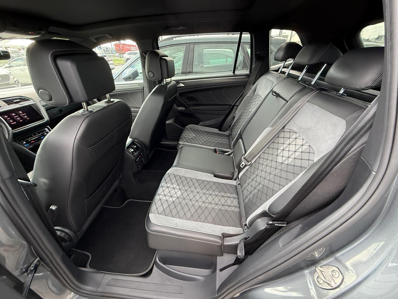 Volkswagen Tiguan Allspace - zdjęcie 26