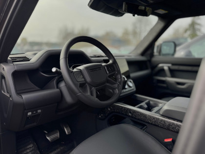 Defender MY26 4.4P V8 635 PS AWD Auto OCTA Black
