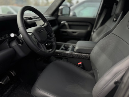 Defender MY26 4.4P V8 635 PS AWD Auto OCTA Black