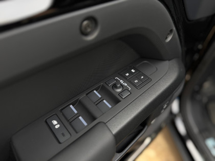 Defender MY26 4.4P V8 635 PS AWD Auto OCTA Black