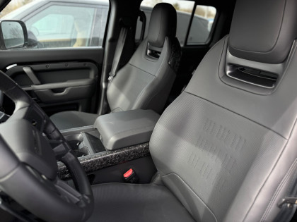 Defender MY26 4.4P V8 635 PS AWD Auto OCTA Black