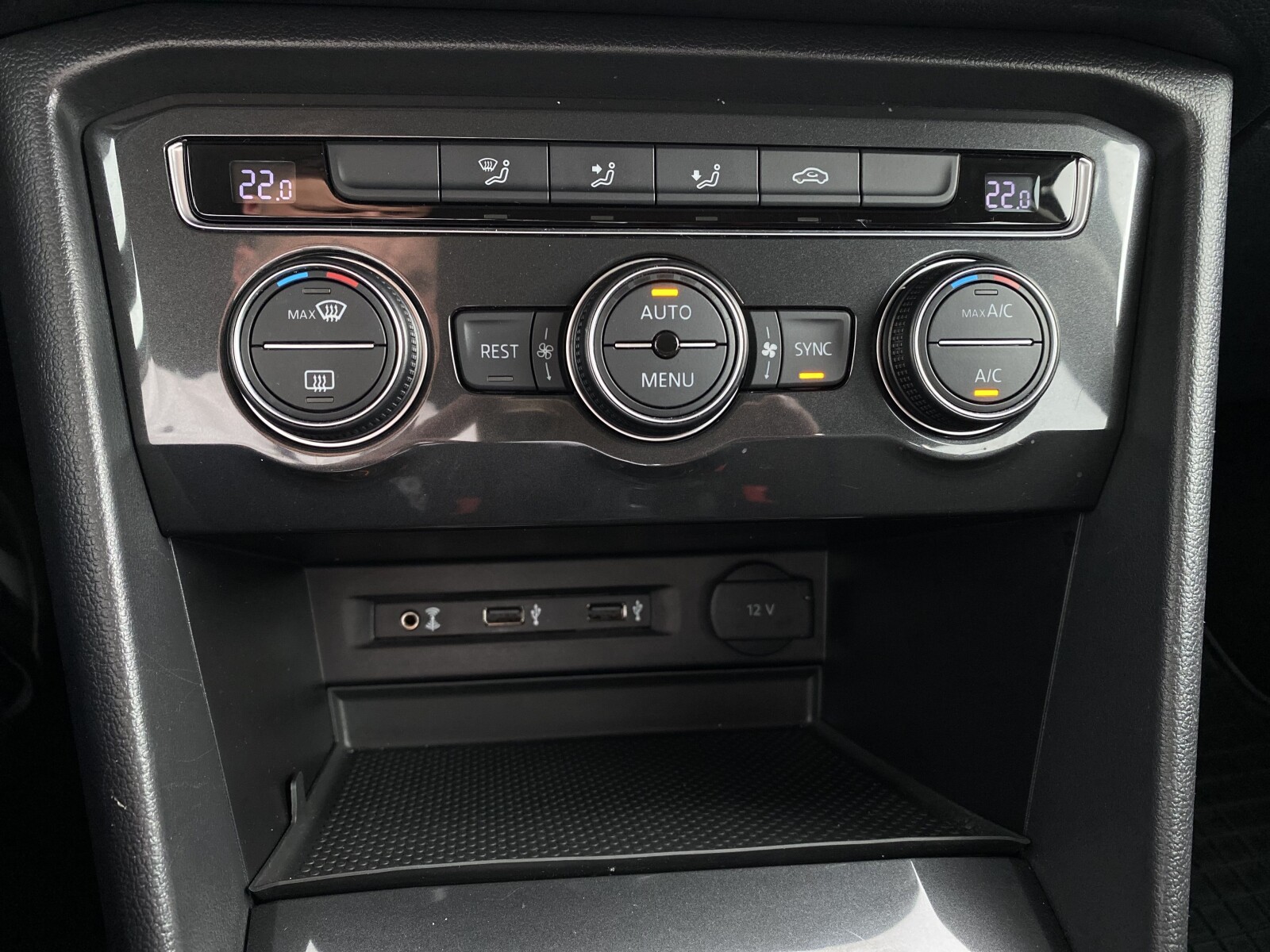 Volkswagen Tiguan - zdjęcie 17