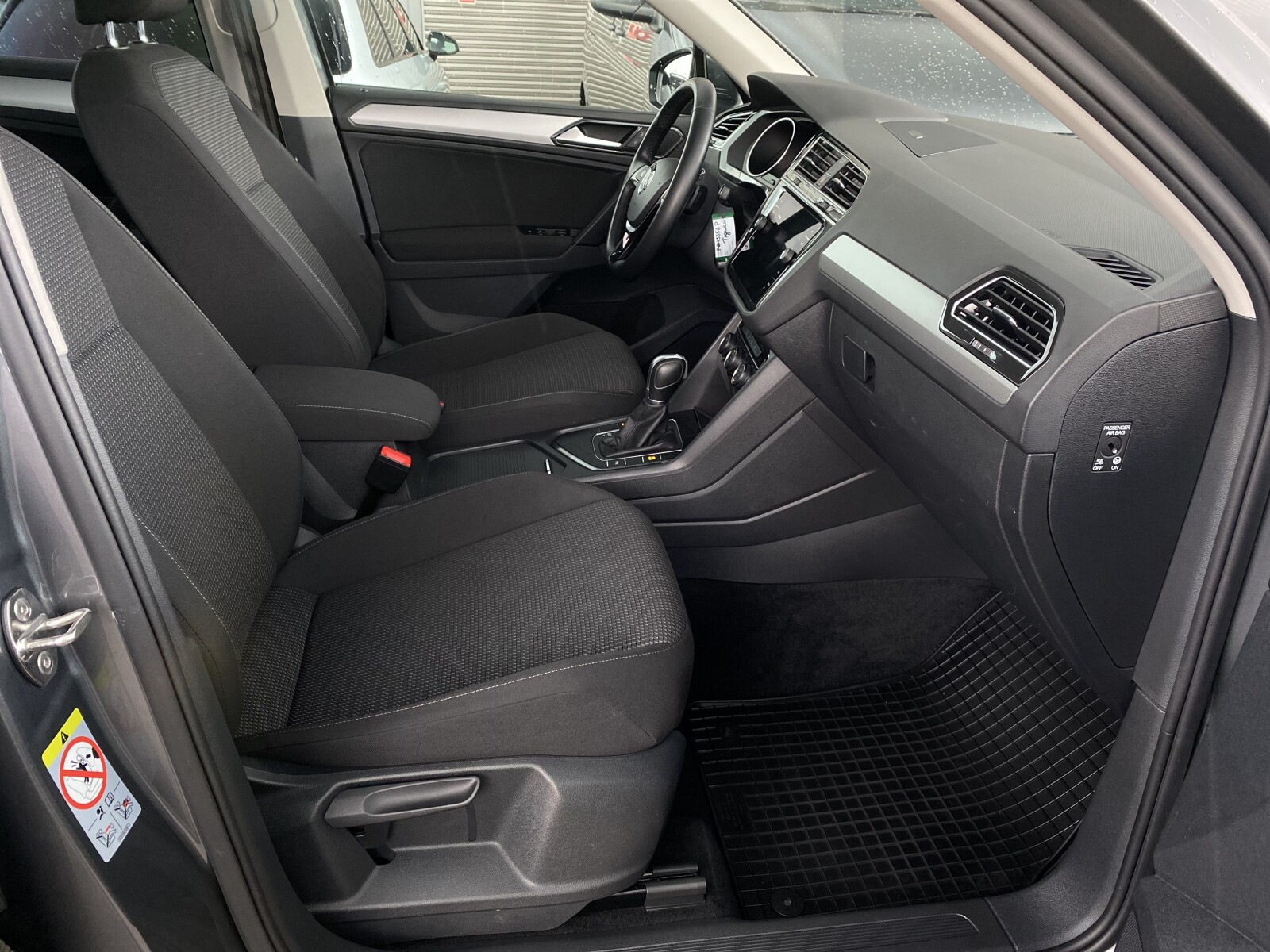 Volkswagen Tiguan - zdjęcie 28