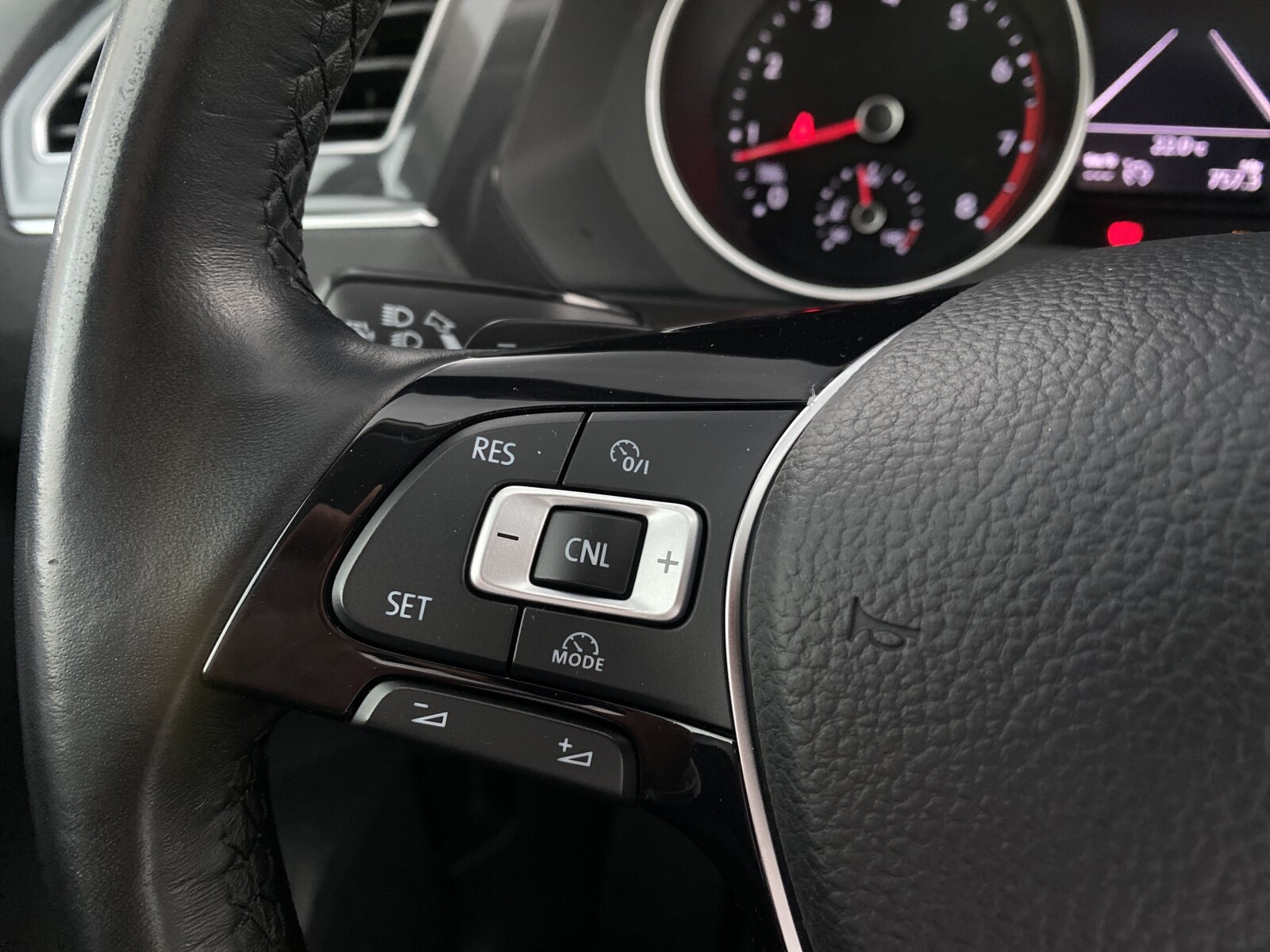 Volkswagen Tiguan - zdjęcie 13