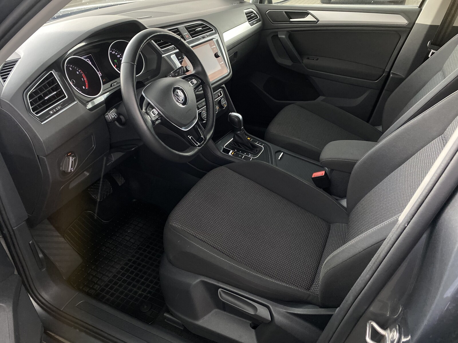 Volkswagen Tiguan - zdjęcie 10