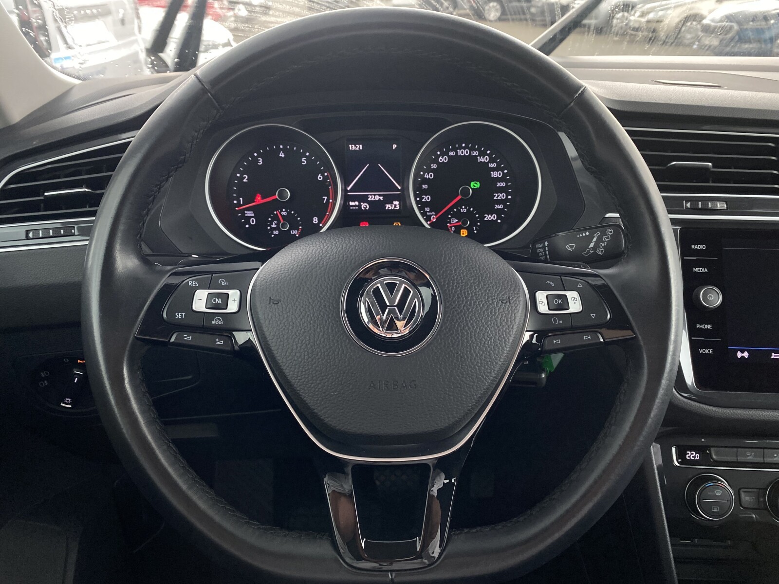 Volkswagen Tiguan - zdjęcie 12