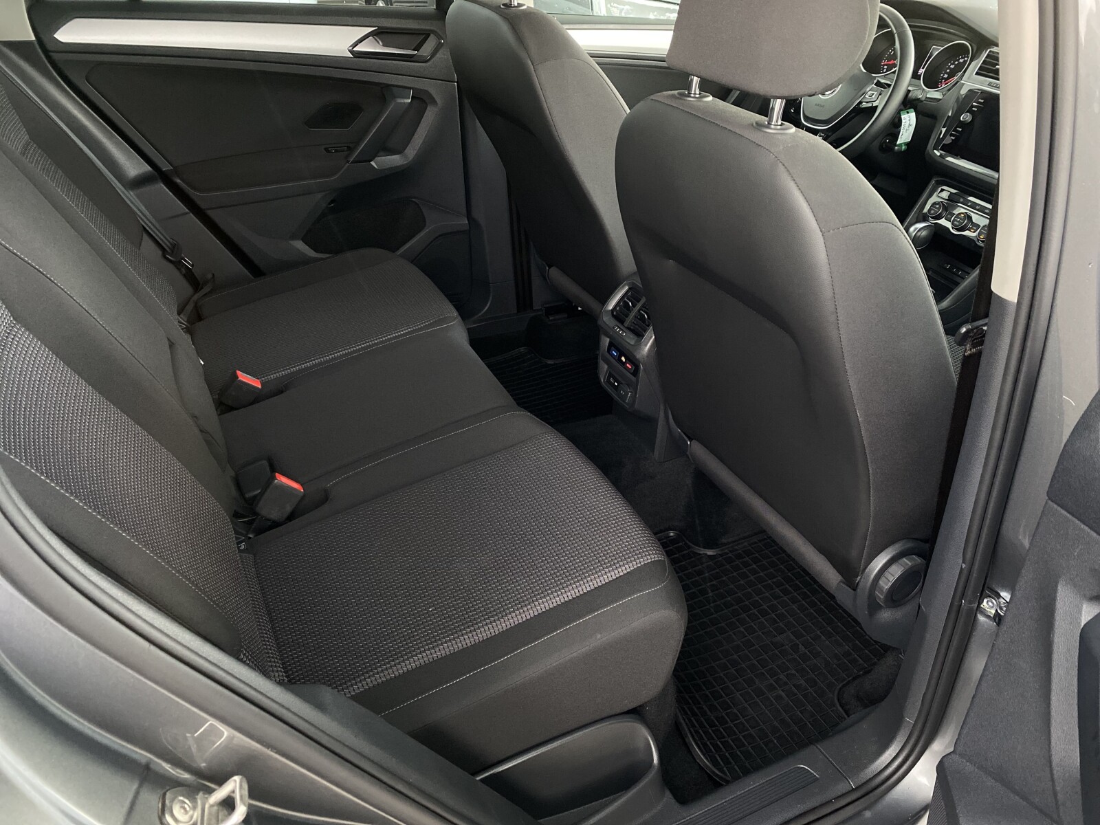 Volkswagen Tiguan - zdjęcie 27