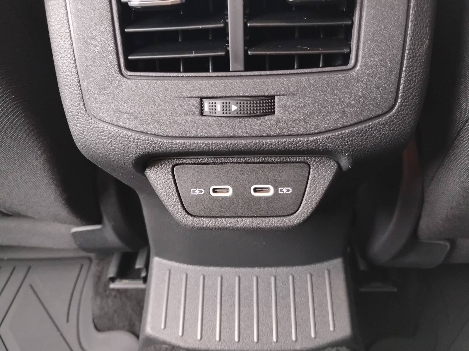 Volkswagen T-Roc - zdjęcie 28