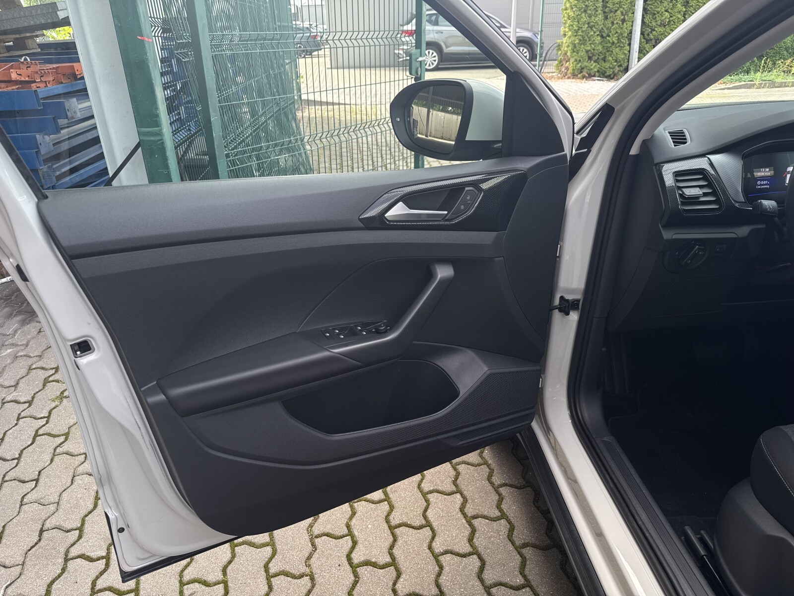 Volkswagen T-Cross - zdjęcie 9