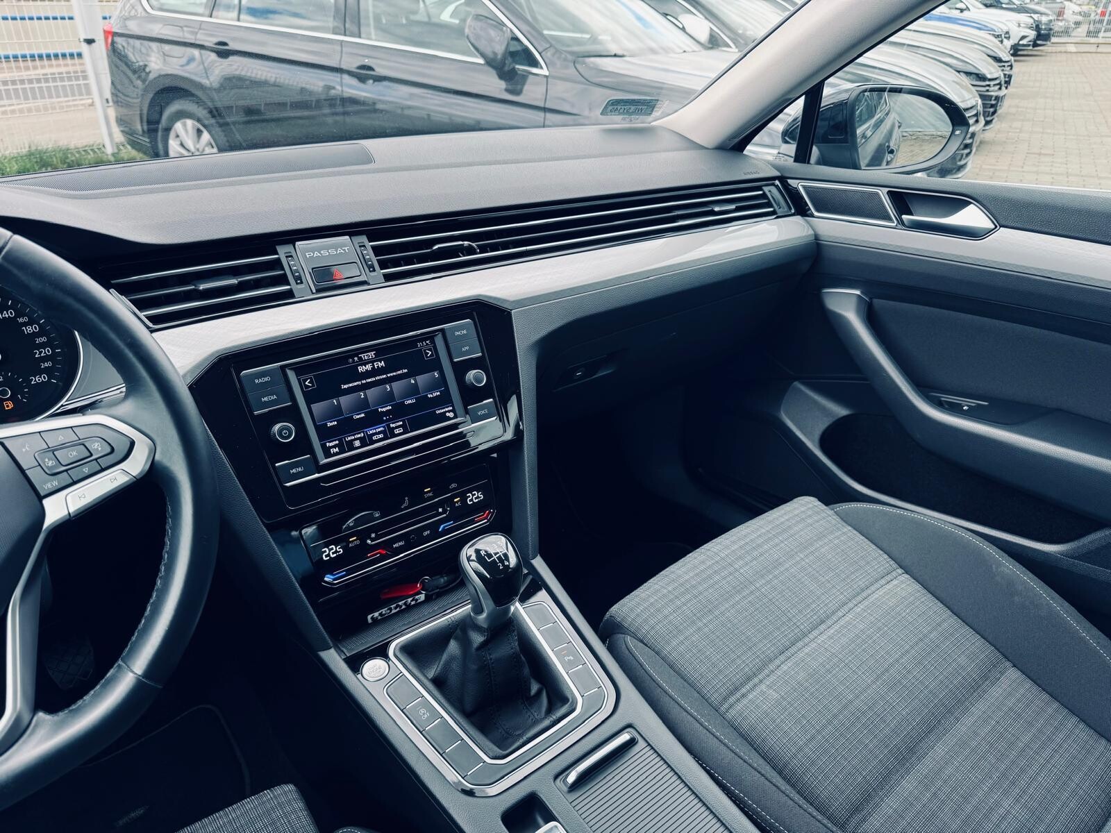 Volkswagen Passat - zdjęcie 21