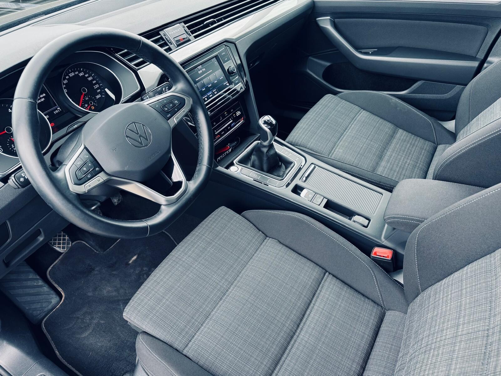 Volkswagen Passat - zdjęcie 11