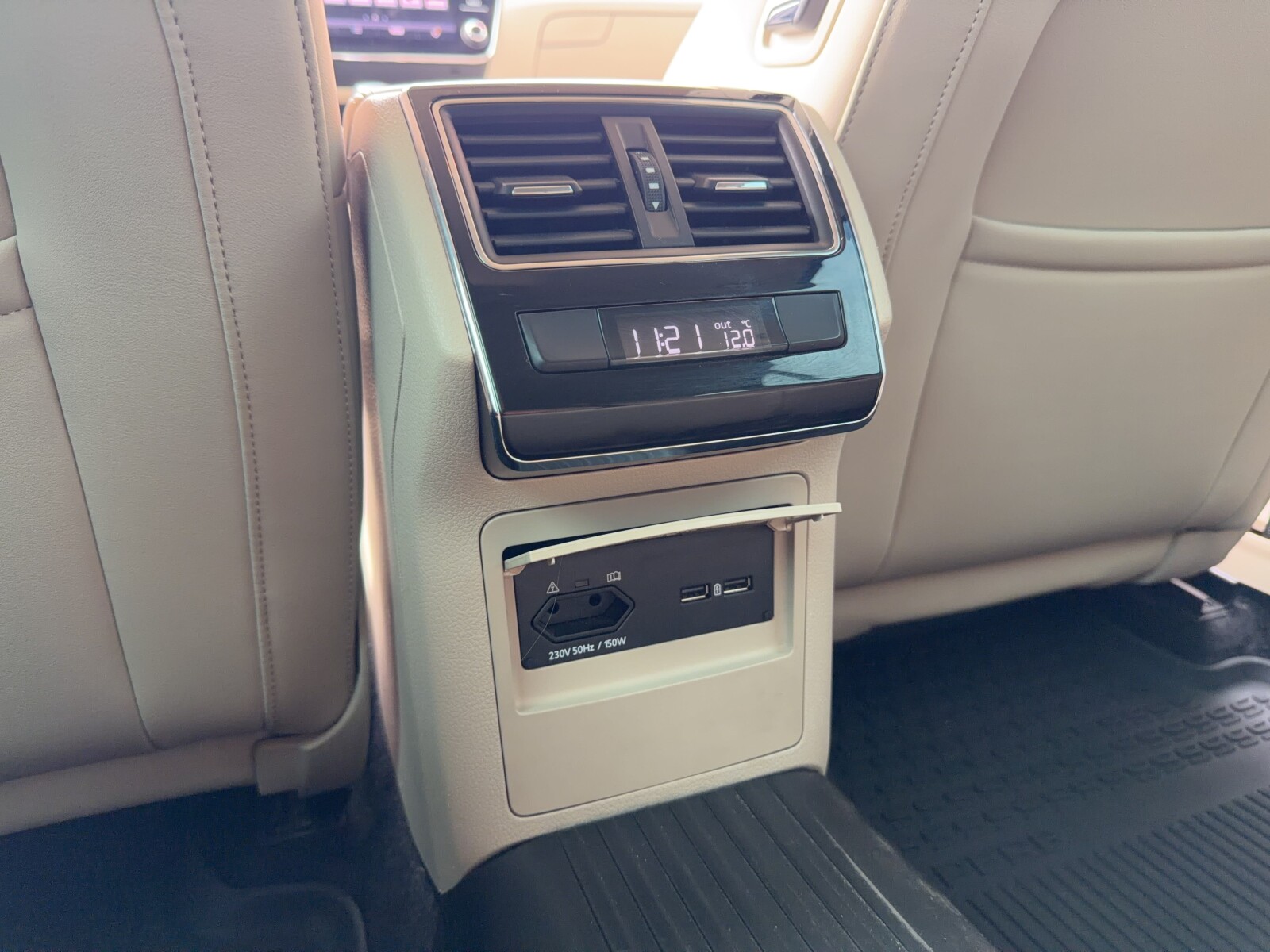 Škoda Superb Combi - zdjęcie 37