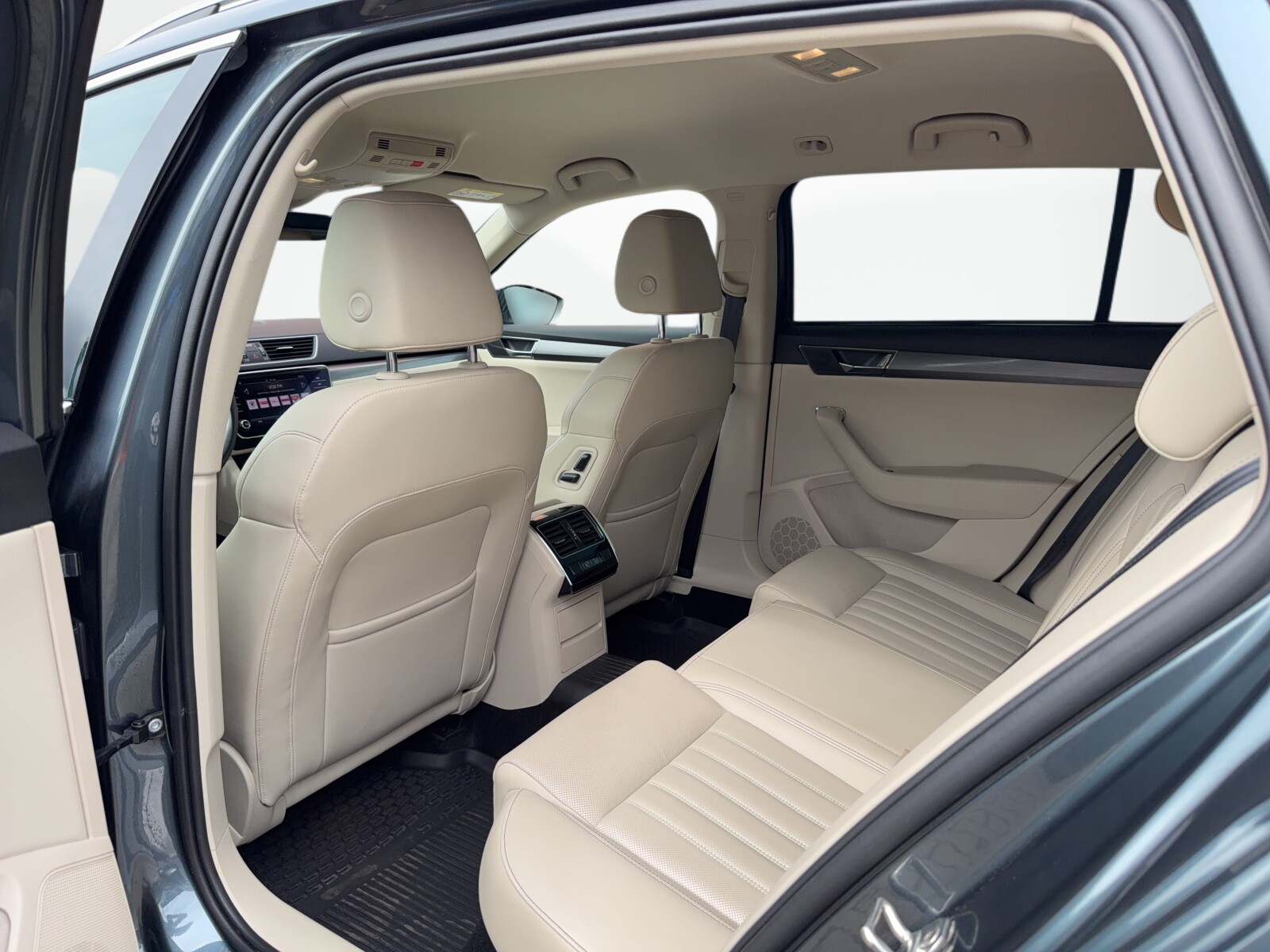Škoda Superb Combi - zdjęcie 35