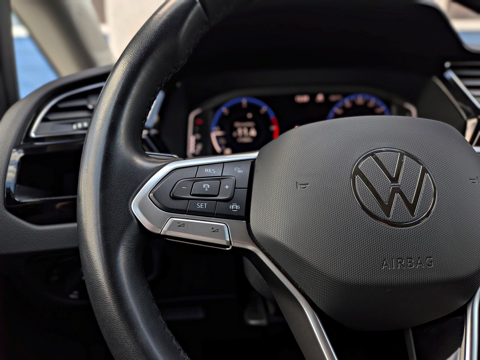 Volkswagen Touran - zdjęcie 21