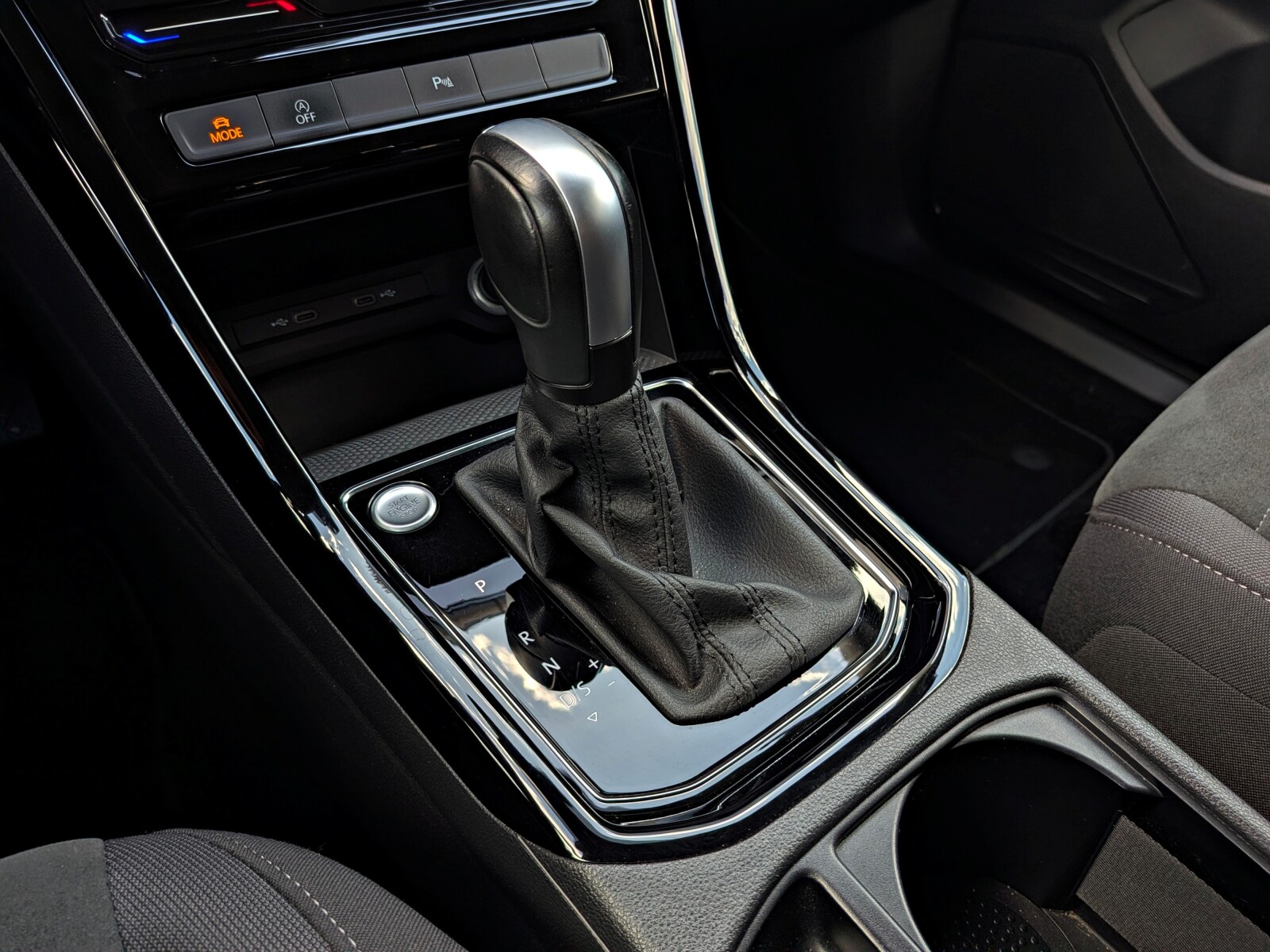 Volkswagen Touran - zdjęcie 28