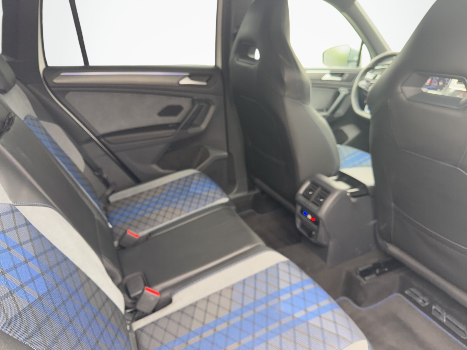 Volkswagen Tiguan - zdjęcie 16