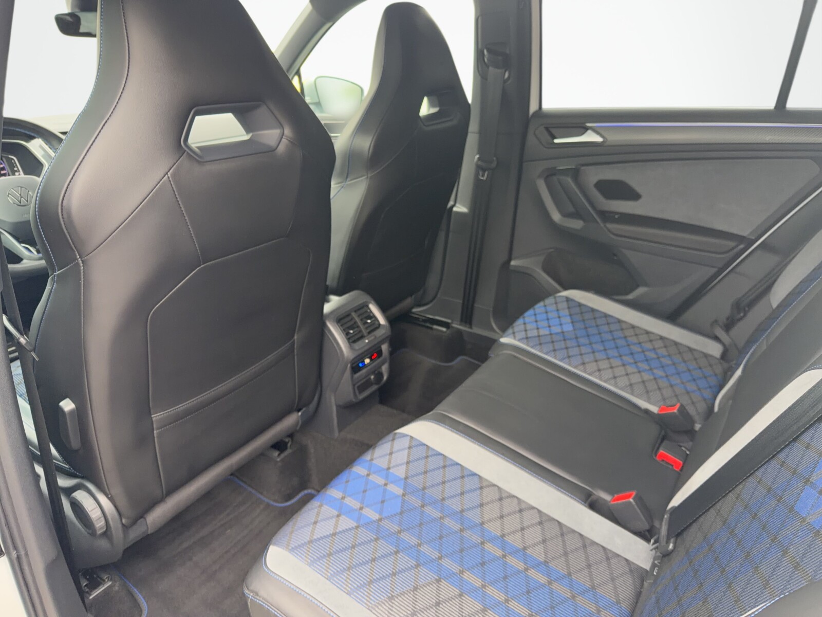 Volkswagen Tiguan - zdjęcie 12