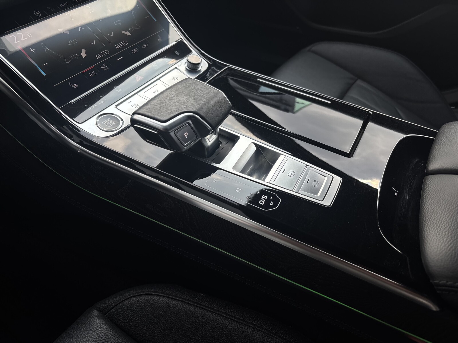 Audi A8 - zdjęcie 18
