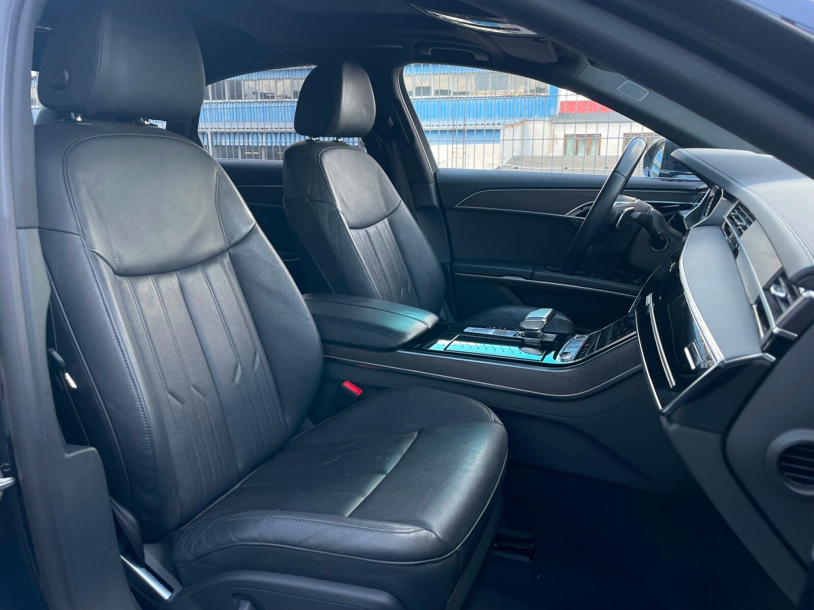 Audi A8 - zdjęcie 24