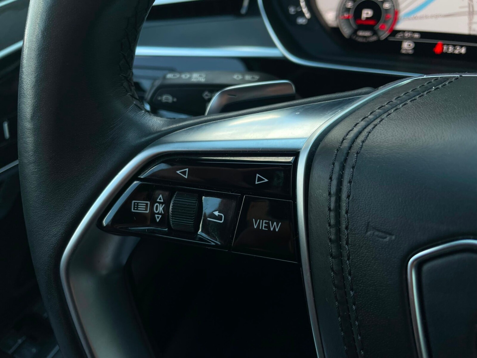 Audi A8 - zdjęcie 25