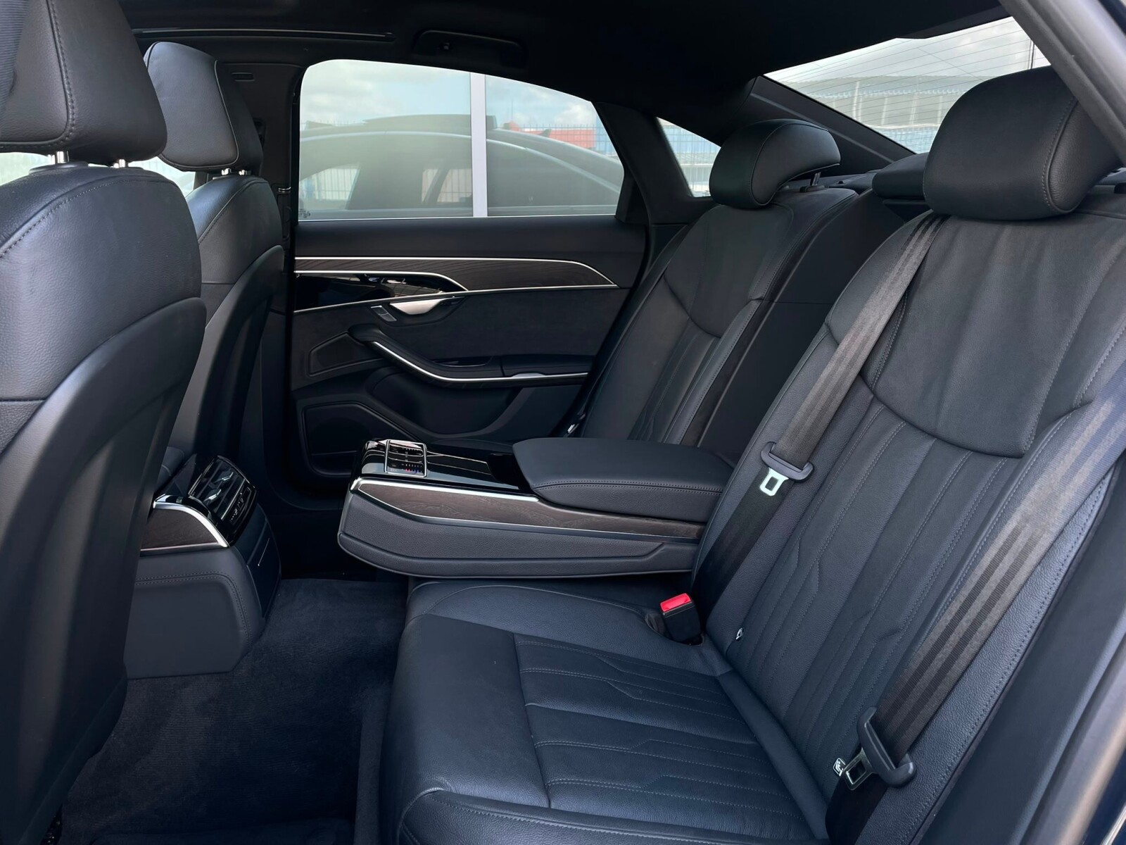 Audi A8 - zdjęcie 12