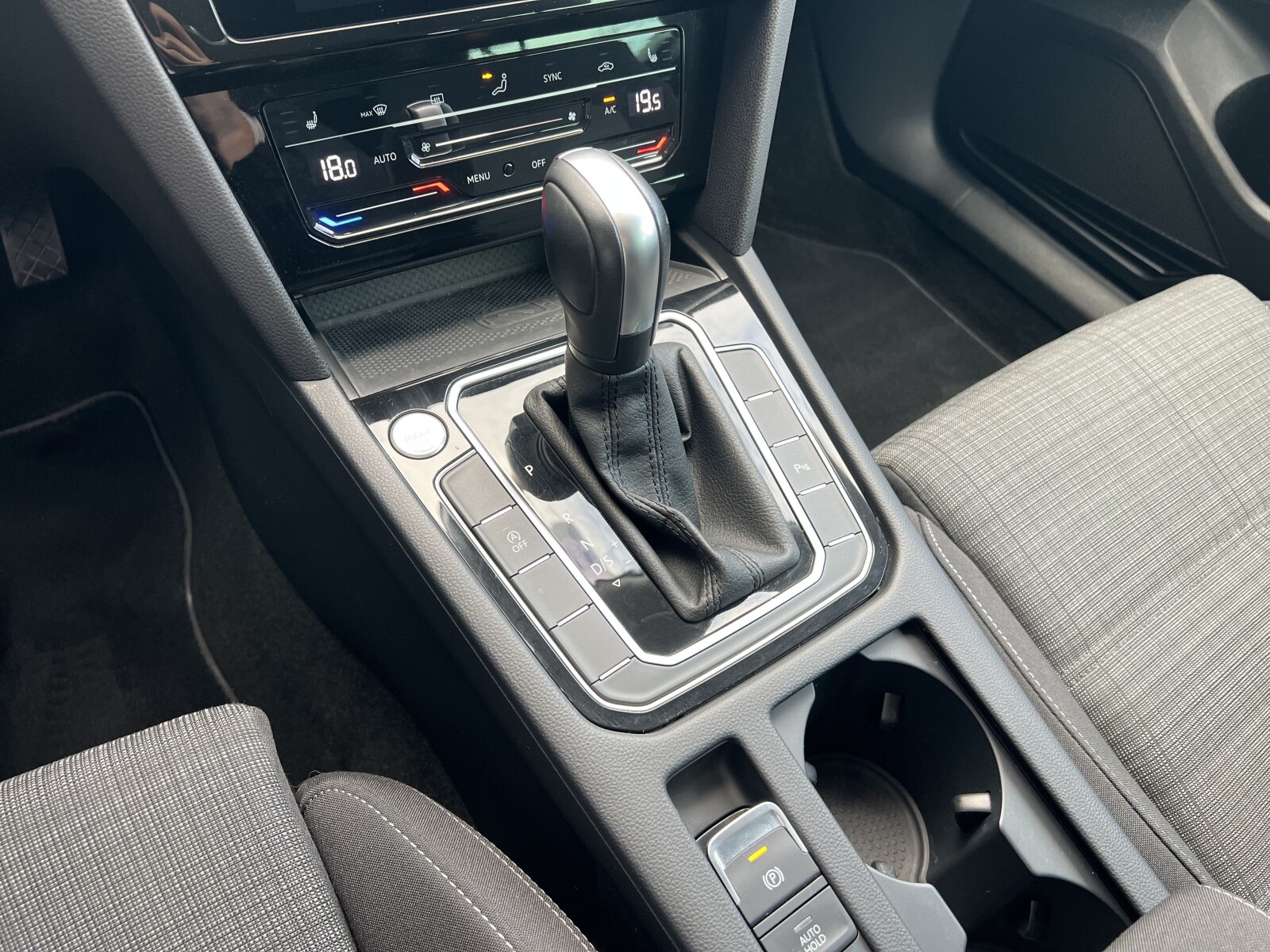 Volkswagen Passat Variant - zdjęcie 16