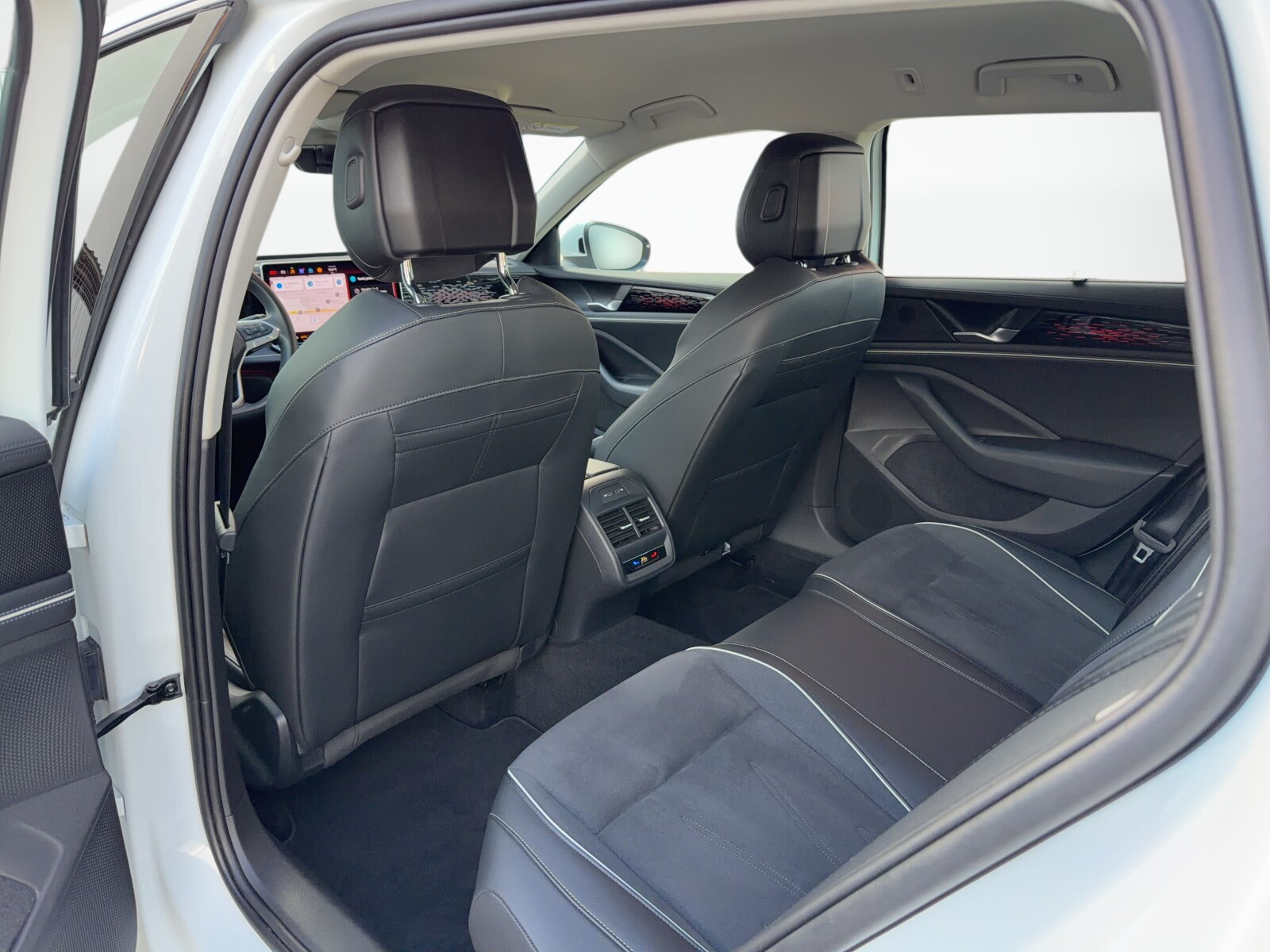 Volkswagen Passat Variant - zdjęcie 32