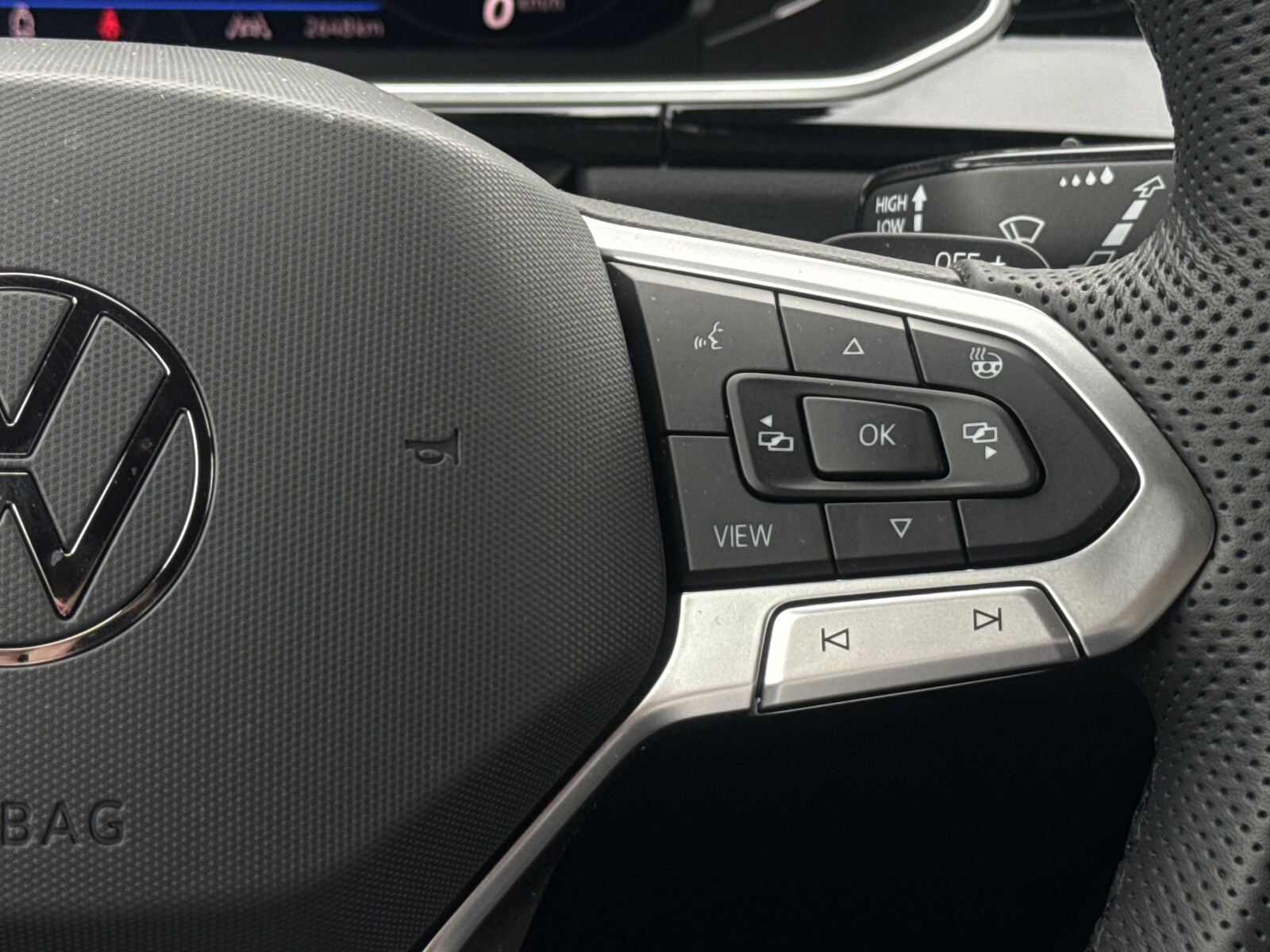 Volkswagen T-Roc - zdjęcie 17