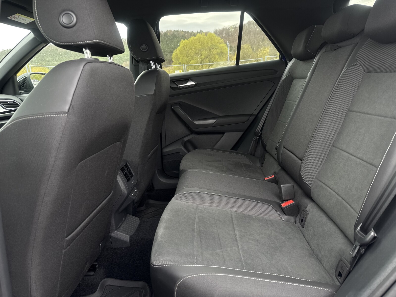Volkswagen T-Roc - zdjęcie 24
