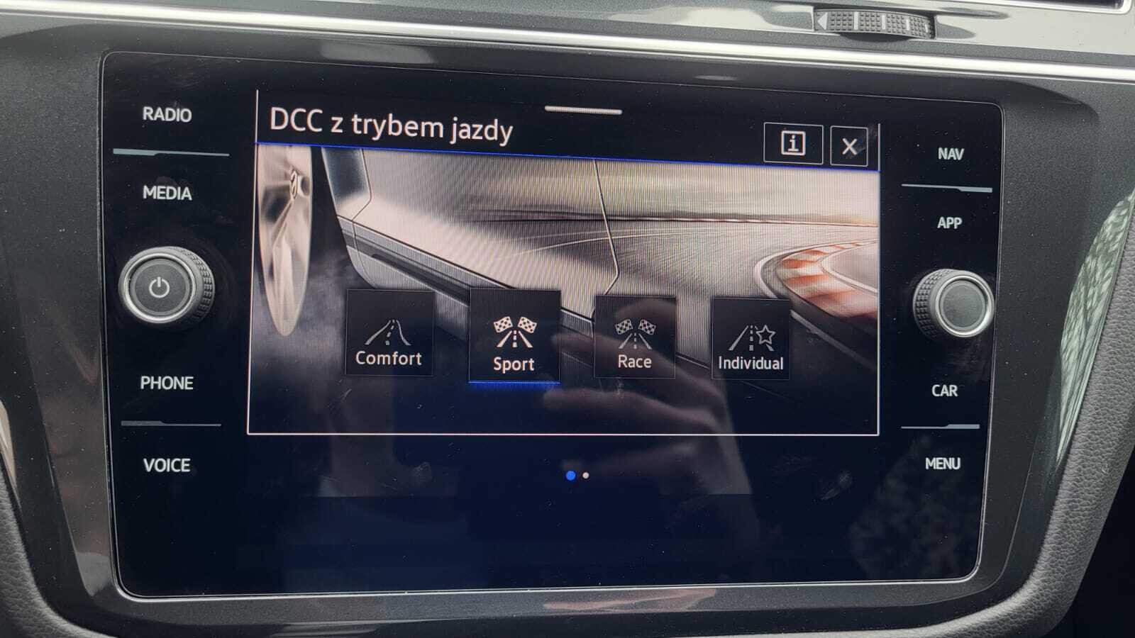 Volkswagen Tiguan - zdjęcie 25