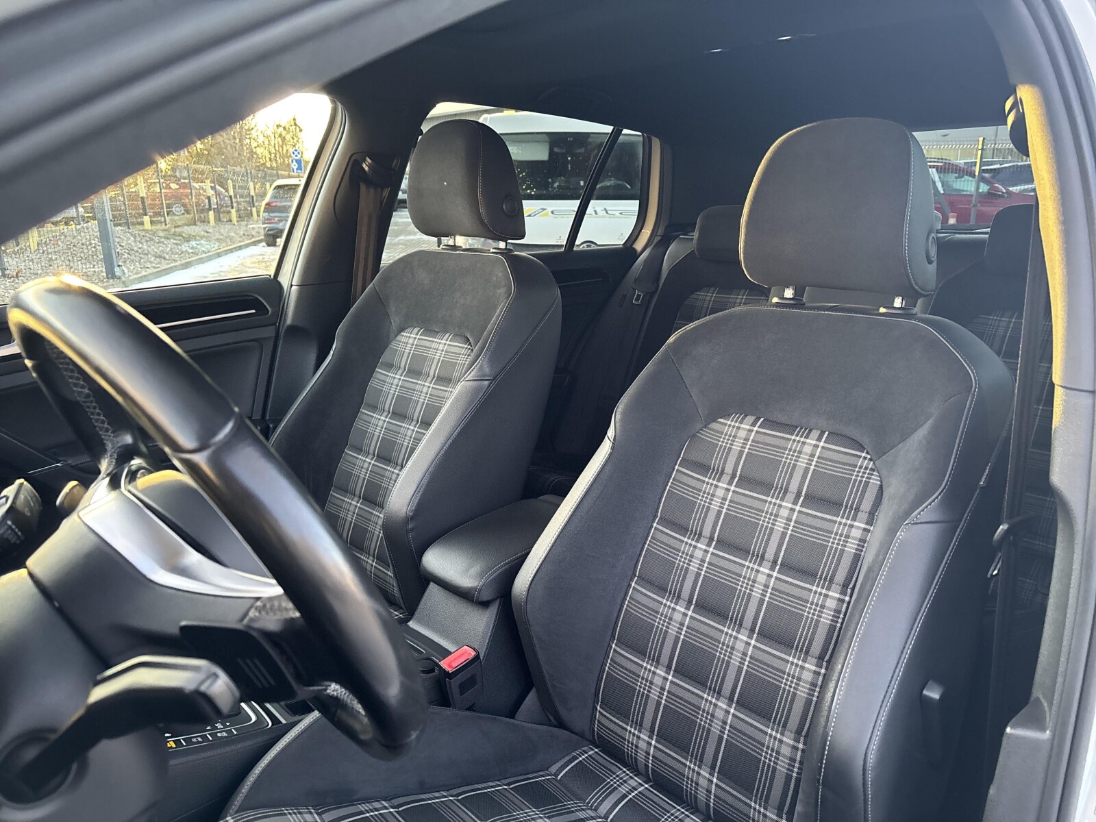 Volkswagen Golf - zdjęcie 11