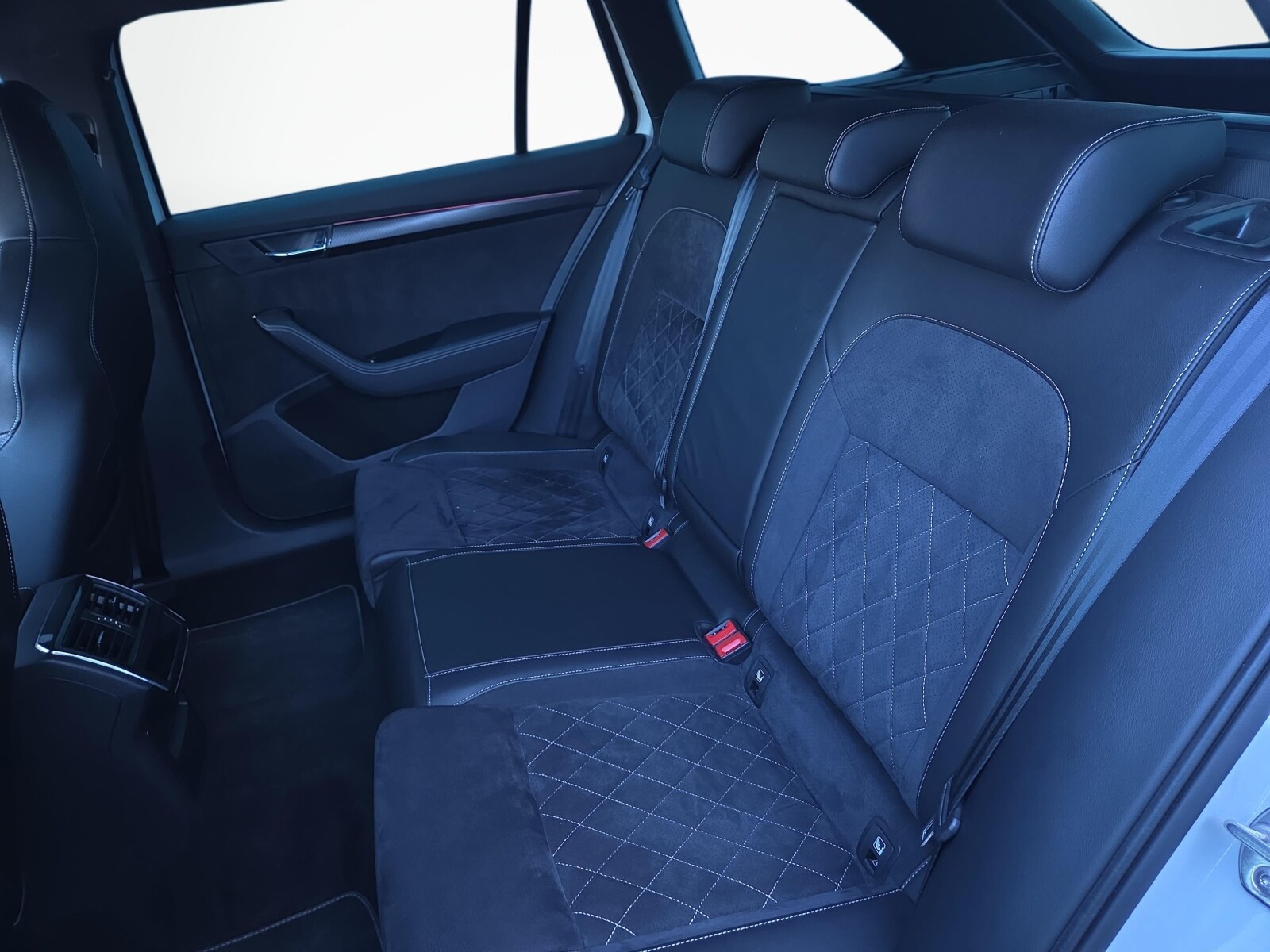 Škoda Superb Combi - zdjęcie 13