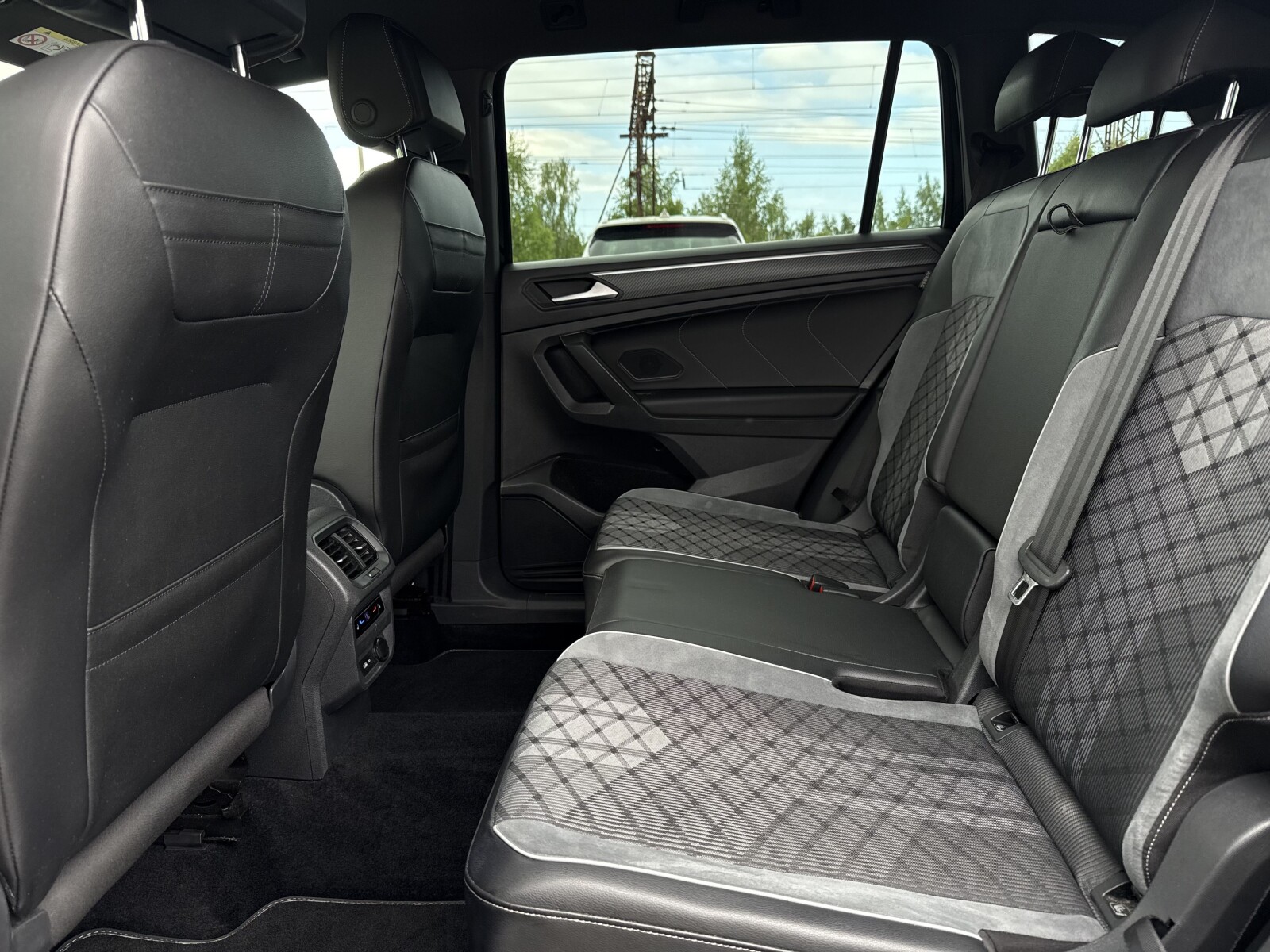 Volkswagen Tiguan Allspace - zdjęcie 33