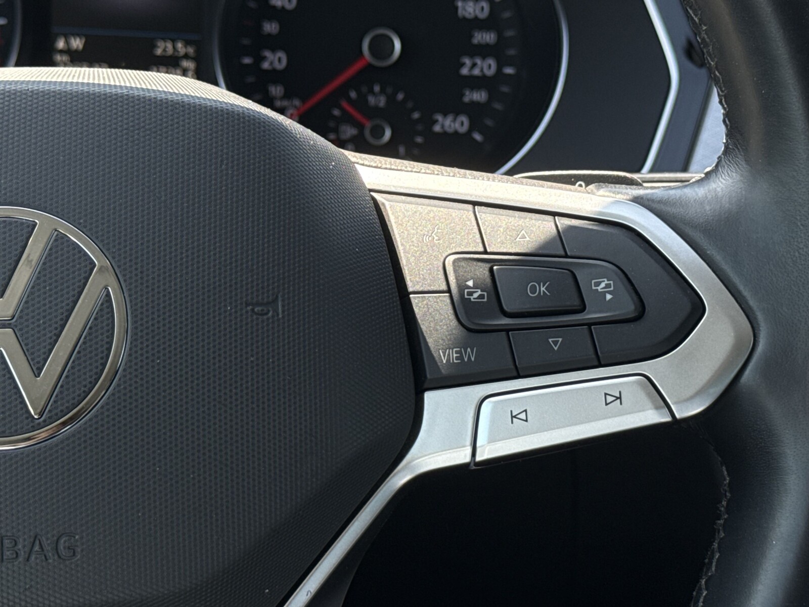 Volkswagen Passat Variant - zdjęcie 19