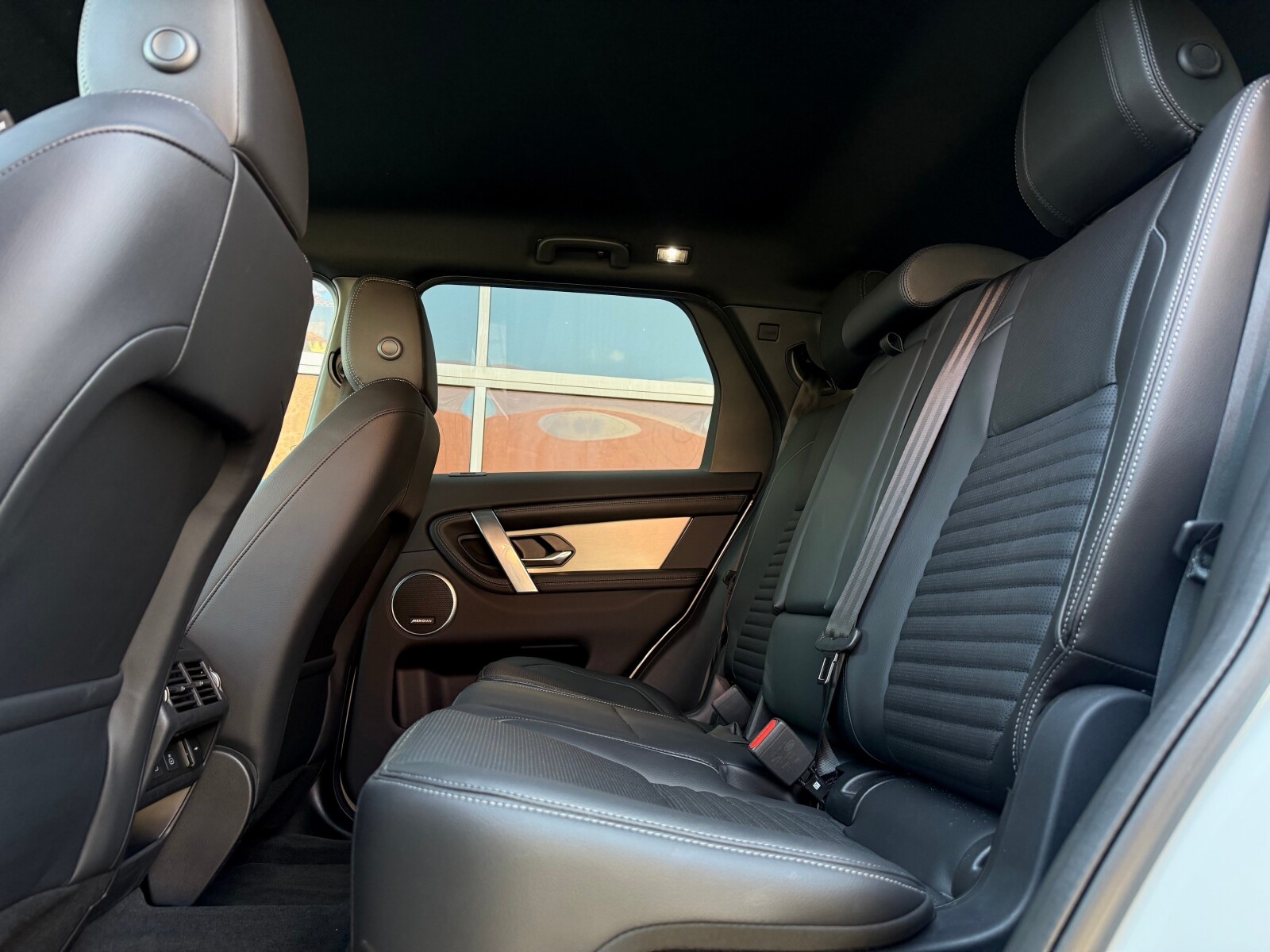 Land Rover Discovery Sport - zdjęcie 11