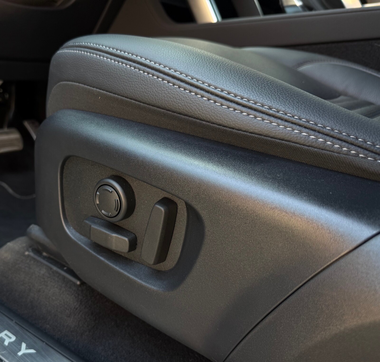 Land Rover Discovery Sport - zdjęcie 10